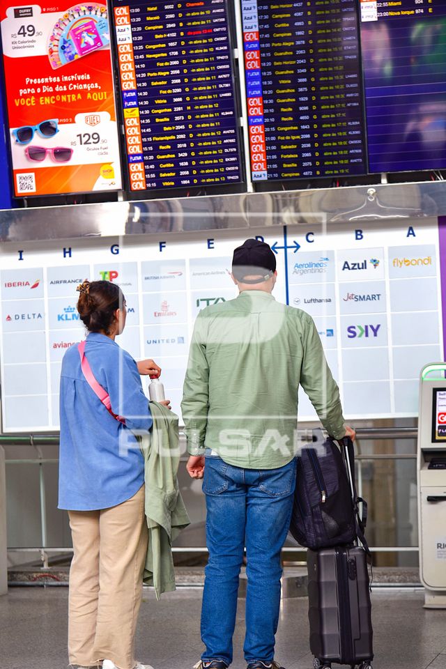 Painéis indicativos de partidas de voos domésticas e internacionais no saguão do aeroporto RIOgaleão - Aer