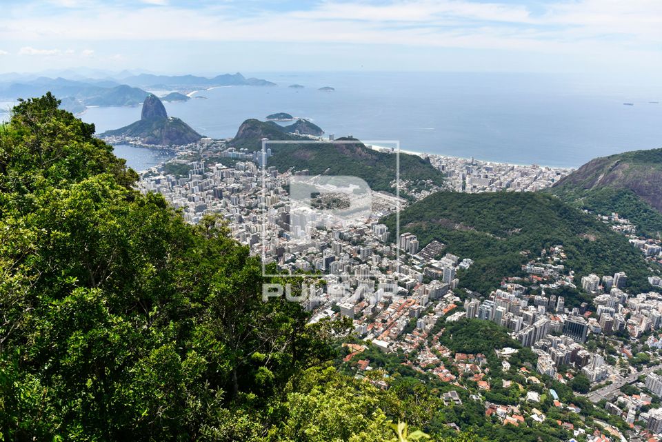 Edifícios dos bairros do Humaitá - Botafogo e Copacabana ao fundo Complexo do Pão de Açúcar ao fundo Nite