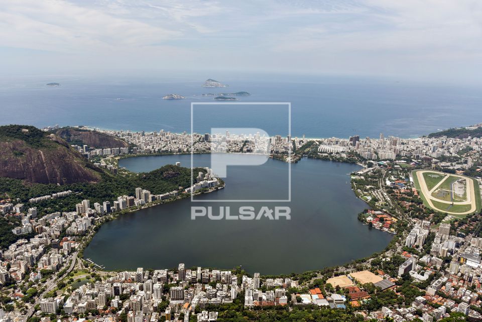 Vista aérea da Lagoa Rodrigo de Freitas - Jockey Club à direita - bairros Lagoa Ipanema Leblon Gávea e Jard