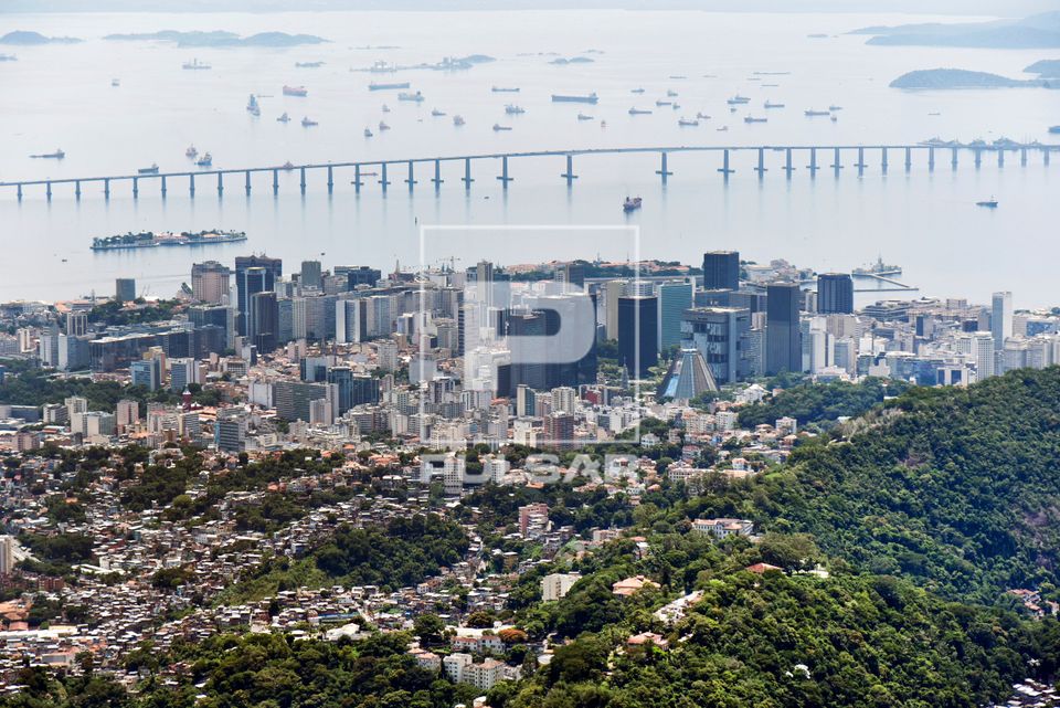 Vista do Bairro de Santa Teresa e Centro Histórico com zona portuária - ao fundo Ponte Rio-Niterói - Baía 