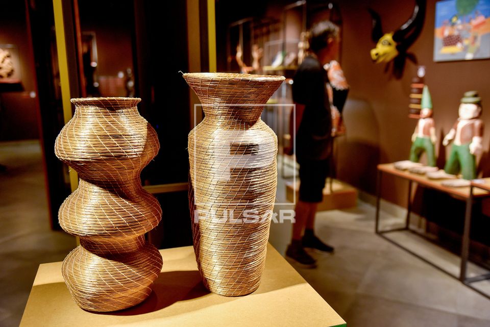 Jarros de Ana Lúcia Ribeiro Nunes em capim dourado e seda de buriti - exposição Nóis Morre, As Coisa Fica 