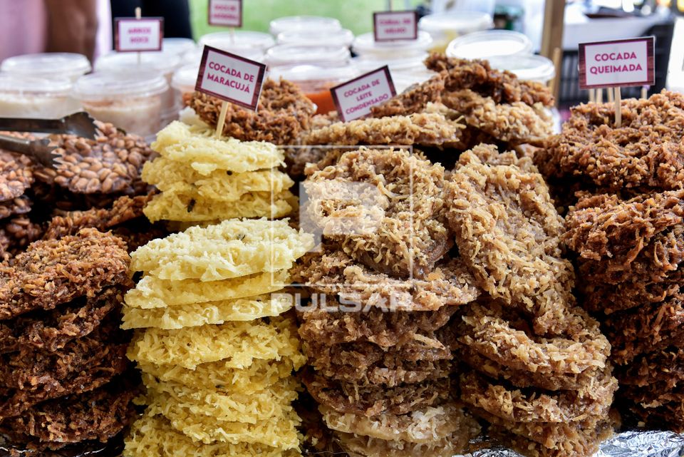 Cocadas de maracujá de leite condensado e queimada à venda no Festival do Nordeste - Festa Junina do Museu d