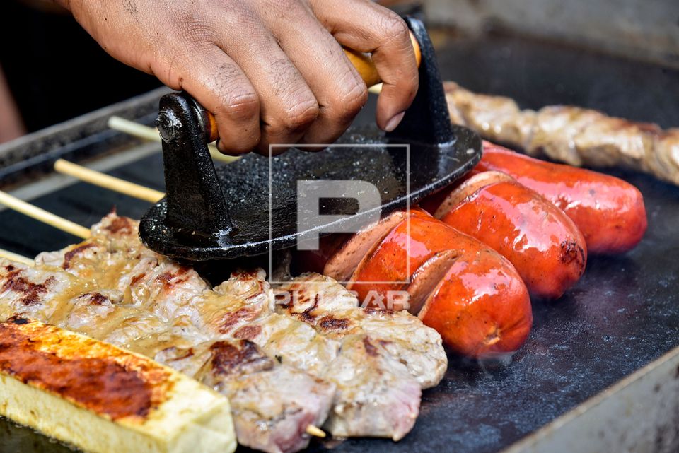 Venda de churrasco de salsichão, frango e queijo coalho no espeto no Festival do Nordeste - Festa Junina do M