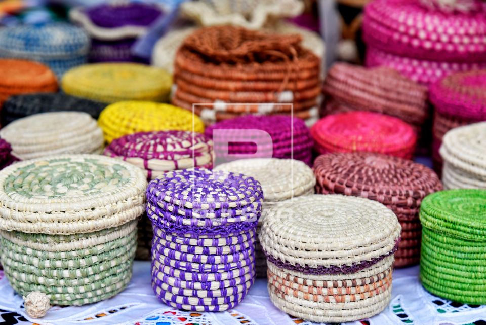 Caixinhas de artesanato feitas de fibra de buriti à venda no Centro Nacional de Folclore e Cultura Popular 