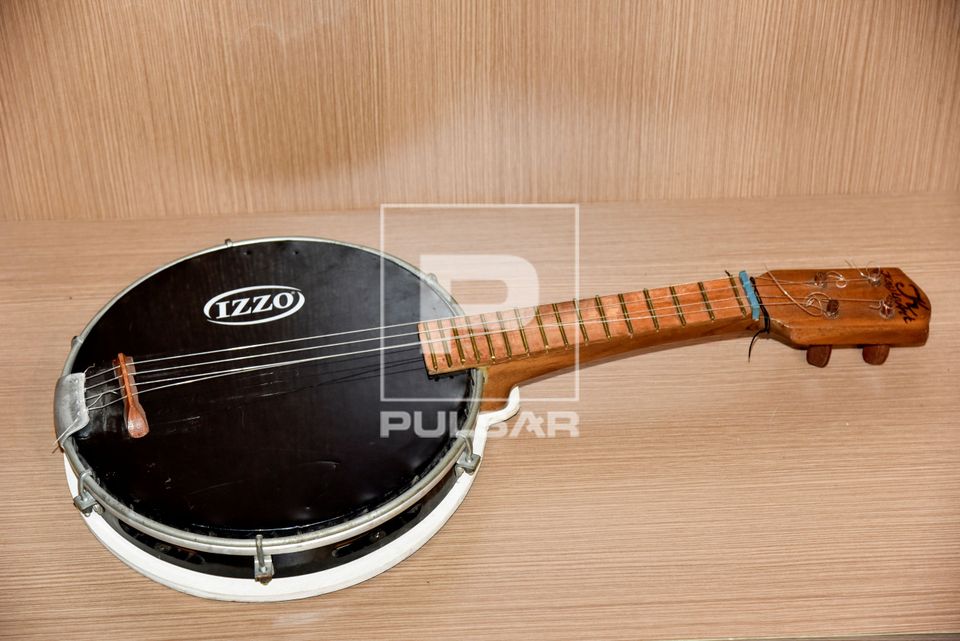 Banjo de Mestre Kaito à venda no Centro Nacional de Folclore e Cultura Popular