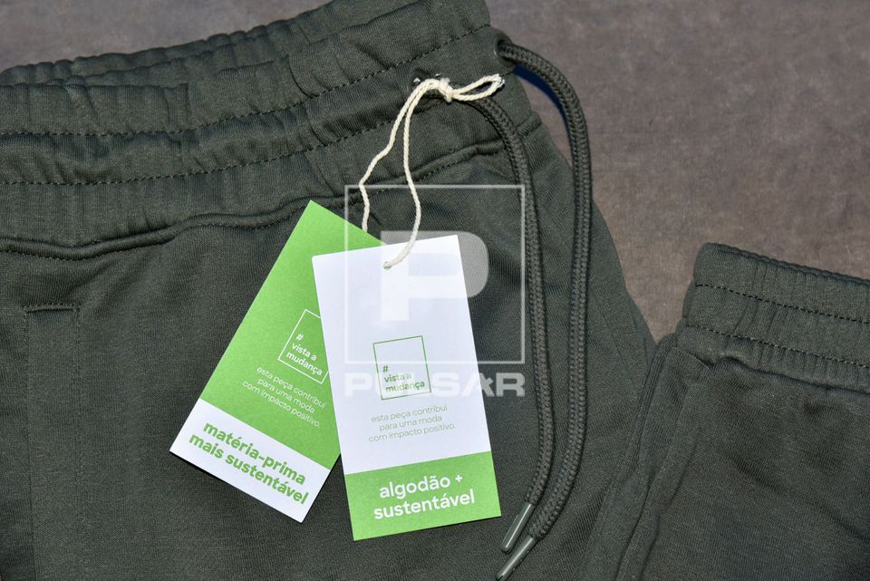 Etiquetas com informações da roupa feita de matéria-prima sustentável causando menos impacto ambiental 