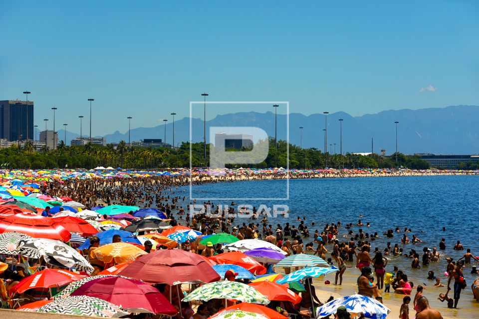 Praia do Flamengo lotada de banhistas em domingo de sol