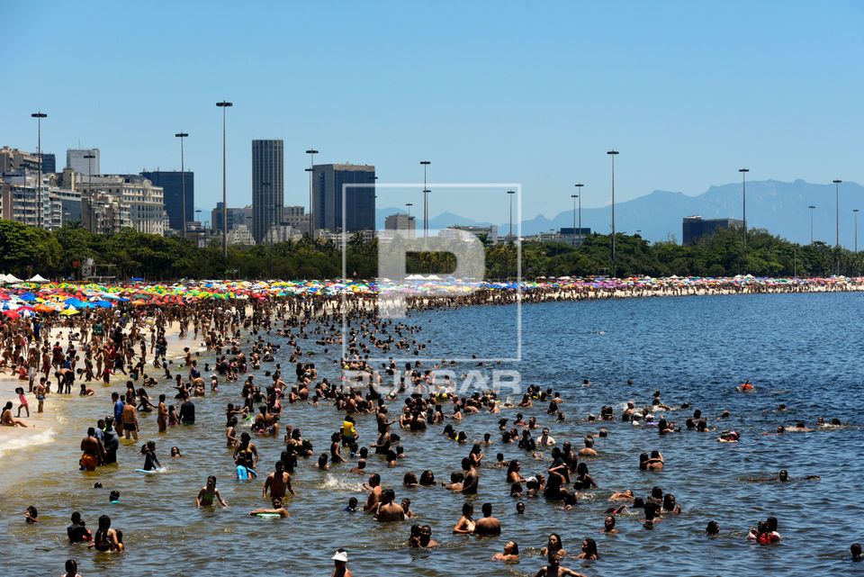 Praia do Flamengo lotada de banhistas se refrescando em domingo ensolarado