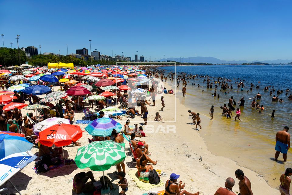 Banhistas na Praia do Flamengo em domingo ensolarado