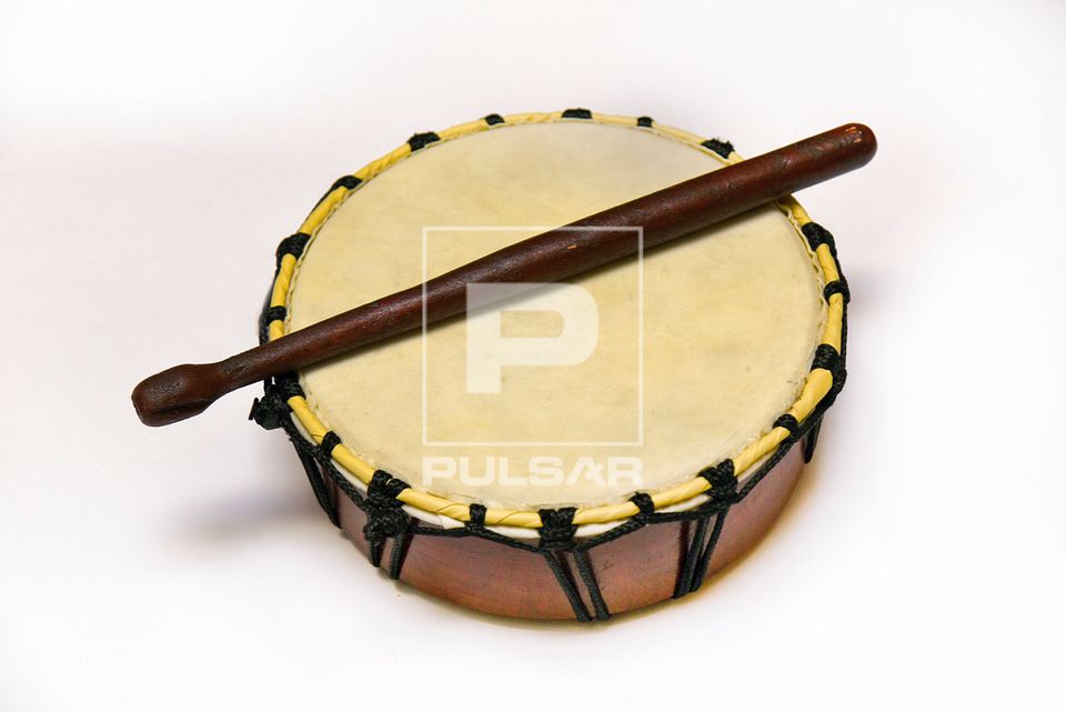 Tambor com baqueta - instrumento musical de percussão 