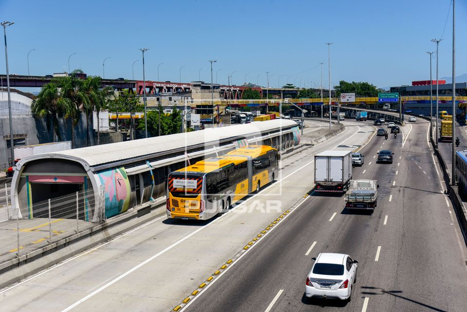 Ônibus articulado trafegando no corredor exclusivo BRT Transbrasil chegando na Estação Vasco da Gama na Ave