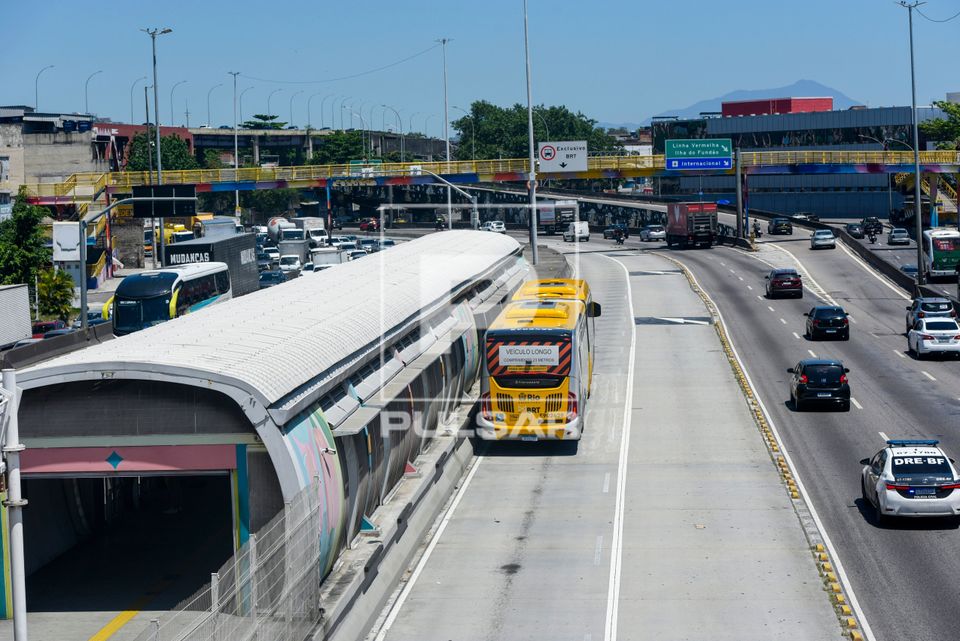 Ônibus articulado na Estação Vasco da Gama do BRT Transbrasil na Avenida Brasil 