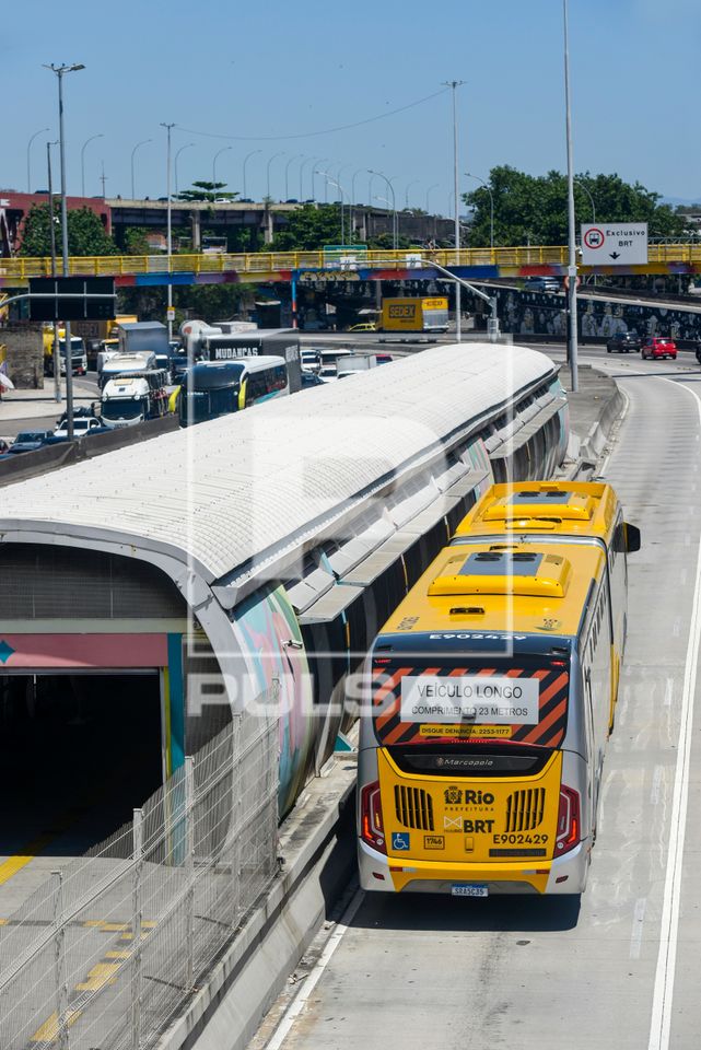 Ônibus articulado no corredor exclusivo do BRT Transbrasil chegando na Estação Vasco da Gama na Avenida Bra