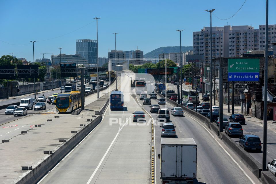 Corredores exclusivos de ônibus - BRT Transbrasil e veículos trafegando na Avenida Brasil