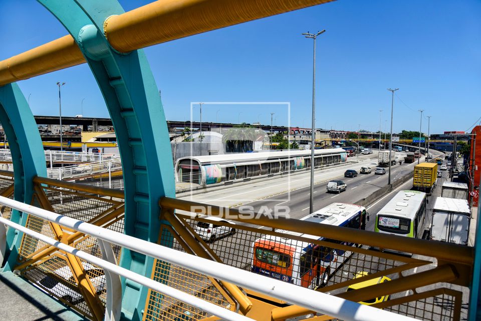 Vista de cima da passarela para pedestres de acesso a Estação Vasco da Gama do BRT Transbrasil na Avenida Br