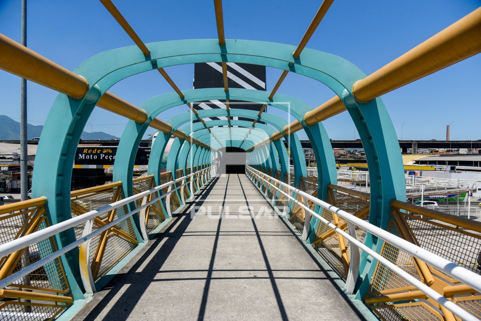 Estrutura metálica da passarela para pedestres de acesso a Estação Vasco da Gama do BRT Transbrasil na Aven