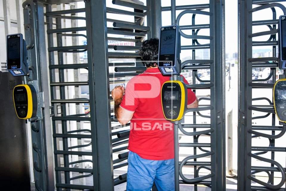 Passageiro na catraca de entrada da Estação Vasco da Gama do BRT Transbrasil 