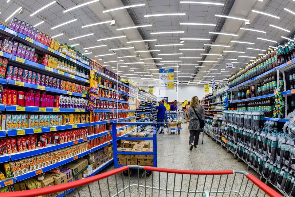 Consumidores fazendo compras em supermercado