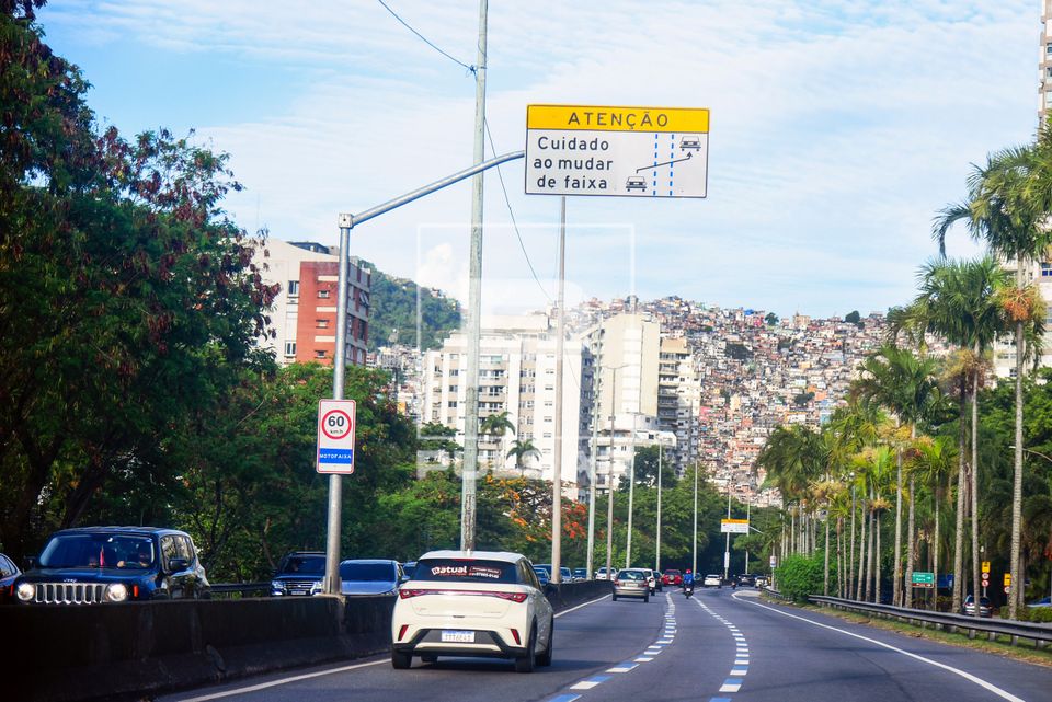 Placa aérea de sinalização na Autoestrada Lagoa-Barra em São Conrado - alerta para a mudança de faixa com