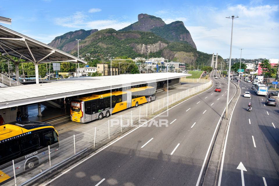 Estação Terminal Jardim Oceânico do BRT TransOeste na Avenida Armando Lombardi - Barra da Tijuca - ao fundo