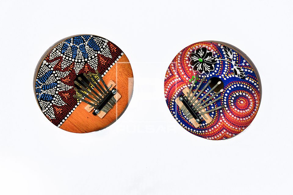 Karimba ou Kalimba - instrumento musical de percussão  de origem africana conhecido como piano de polegar 