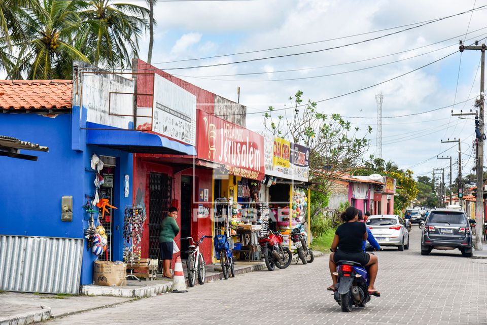 Estabelecimentos comerciais em rua do centro da cidade