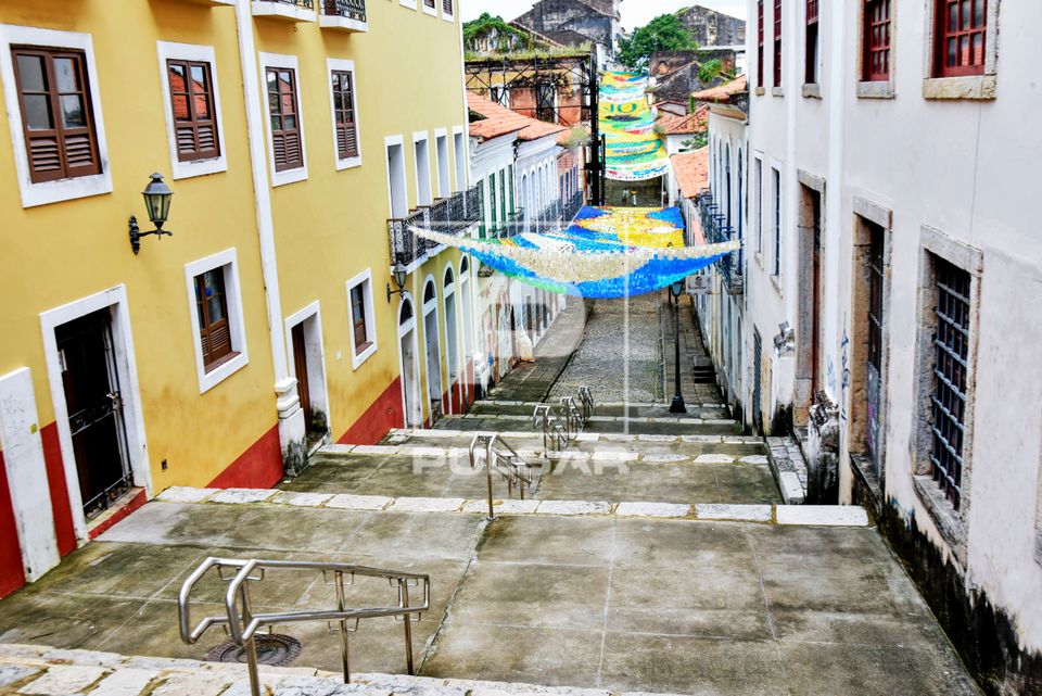 Vista de cima da escadaria na Rua do Giz no centro histórico