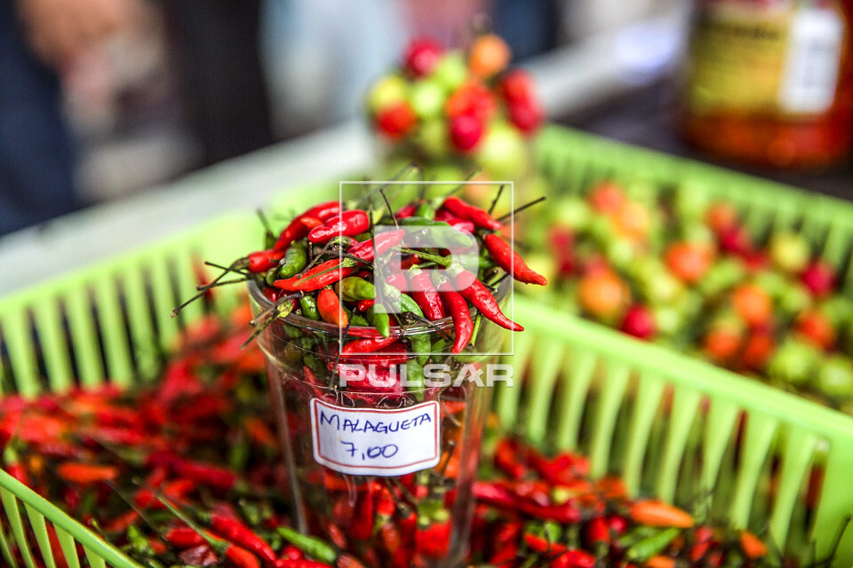 Venda de pimenta malagueta no Mercado do Porto - 