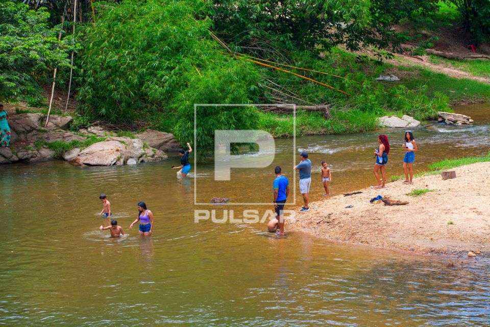 Banhistas no Rio das Almas 