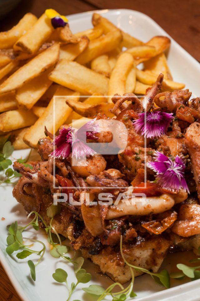 Prato de peixe com frutos do mar e batatas fritas