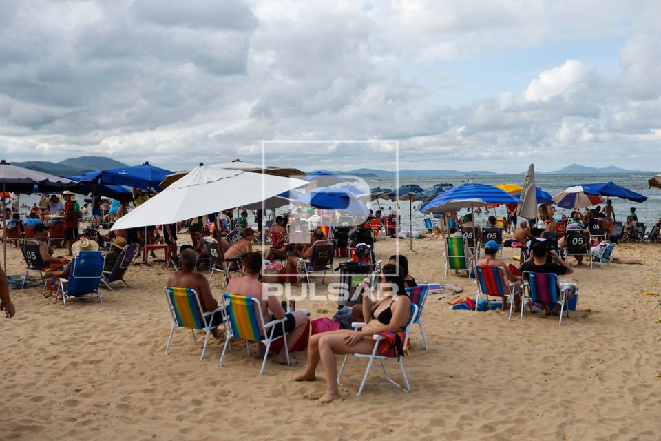 Pessoas na Praia de Laranjeiras 