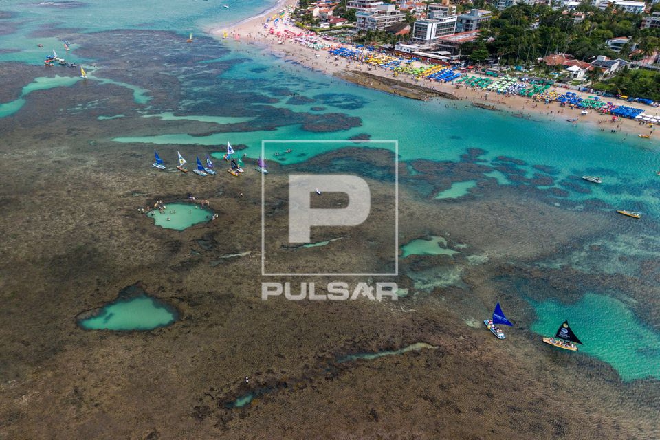 Vista de drone de piscinas naturais da Praia de Porto de Galinhas