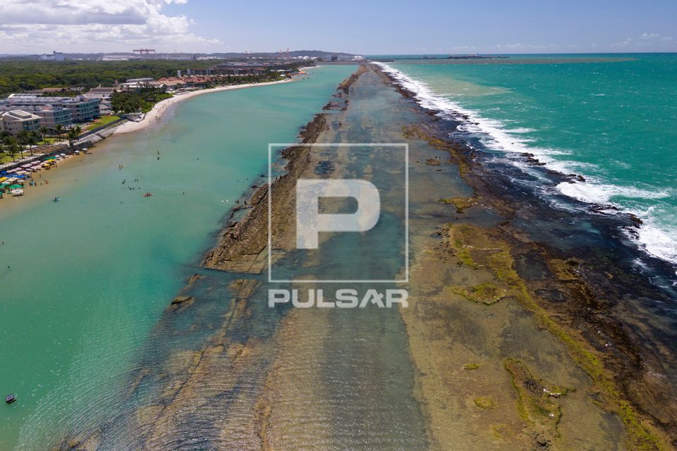 Vista de drone da Praia de Muro Alto - Costa dos Corais