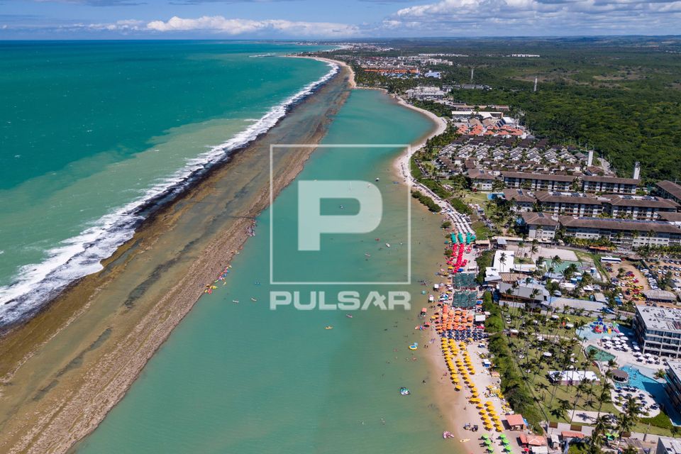 Vista de drone da Praia de Muro Alto - Costa dos Corais