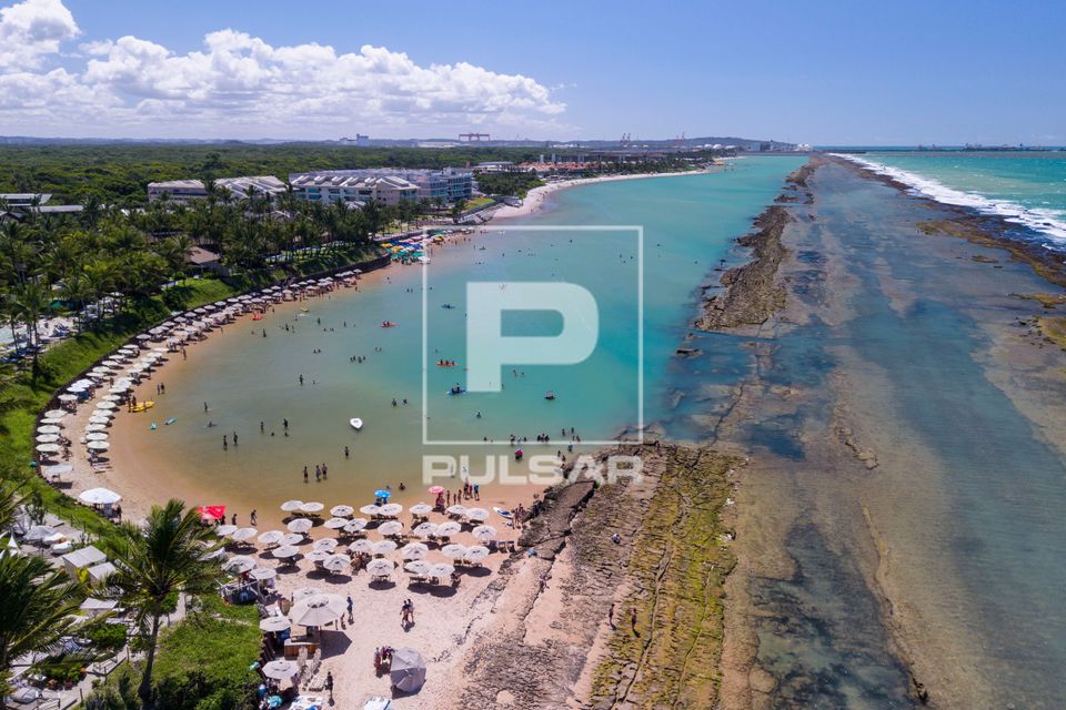 Vista de drone da Praia de Muro Alto - Costa dos Corais