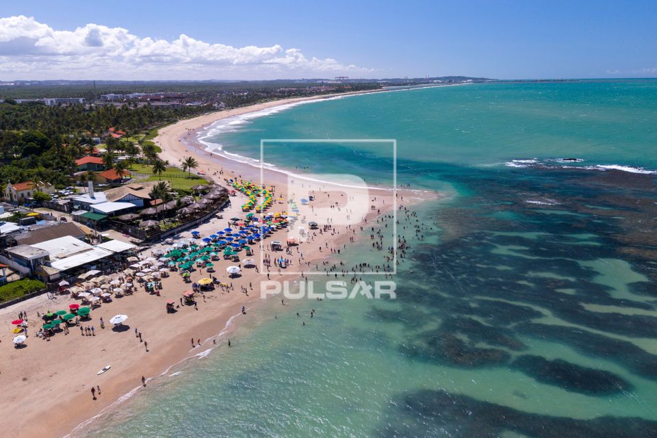 Vista de drone da Praia do Pontal do Cupe - Costa dos Corais
