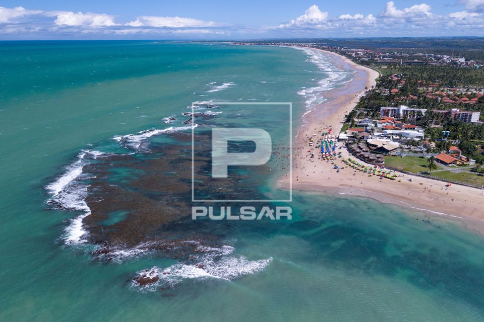 Vista de drone da Praia do Pontal do Cupe - Costa dos Corais