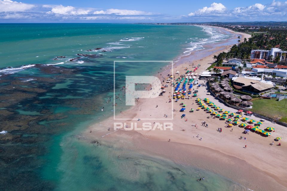 Vista de drone da Praia do Pontal do Cupe - Costa dos Corais