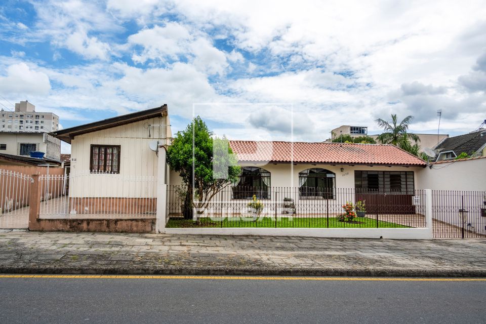 Casa de madeira e de alvenaria conjugadas