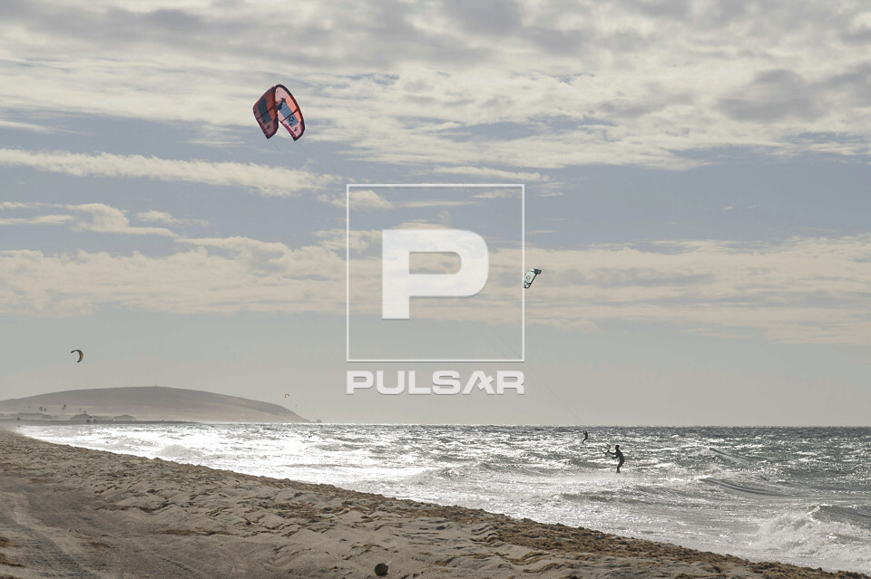 Praticantes de kitesurf na Praia Leste no Parque Nacional de Jericoacoara
