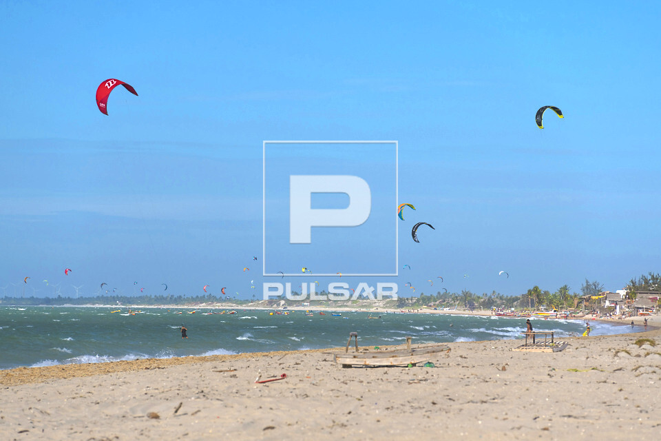Praticantes de kitesurf na Praia Leste no Parque Nacional de Jericoacoara