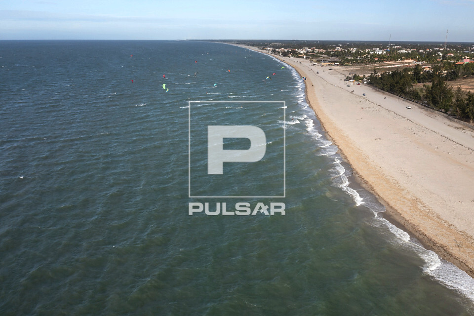 Vista de drone de praticantes de kitesurf na Praia Leste no Parque Nacional de Jericoacoara