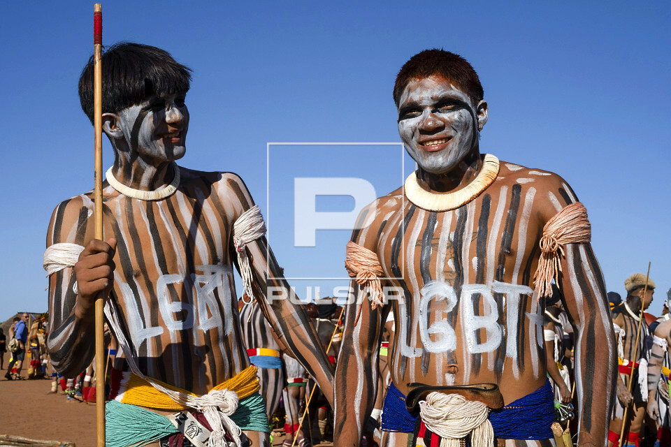 Indígenas da etnia Kuikuro da Aldeia Ipatse com pintura corporal durante o Jawari em apoio a causa lgbtqia+ -