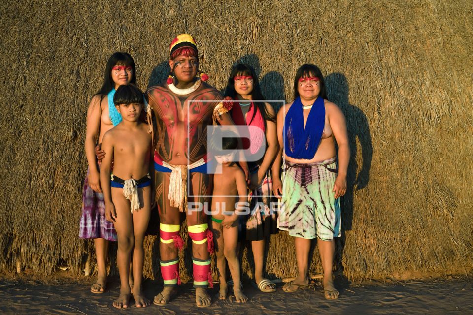 Família indígena da etnia Kuikuro da aldeia Ipatse posando na frente da oca - Parque Indígena do Xingu