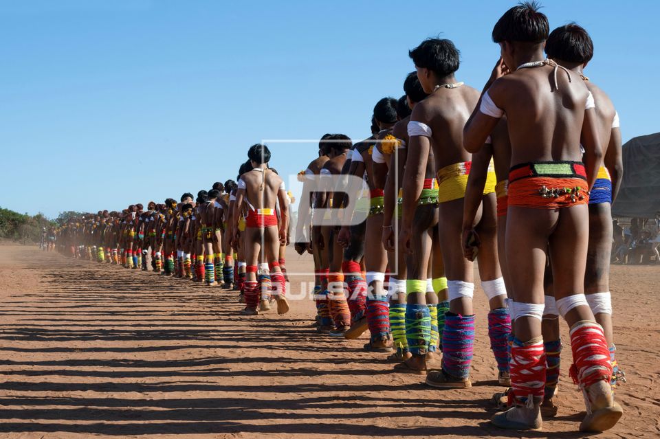 Indígenas da etnia Kuikuro da aldeia Ipatse enfileirados durante o ritual de Tawarawana - Parque Indígena do