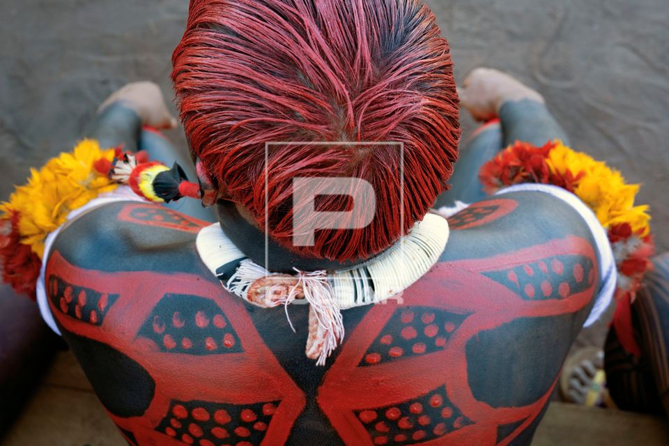 Indígena Kuikuro da aldeia Ipatse pintado para ritual de Tawarawana - Parque Indígena do Xingu