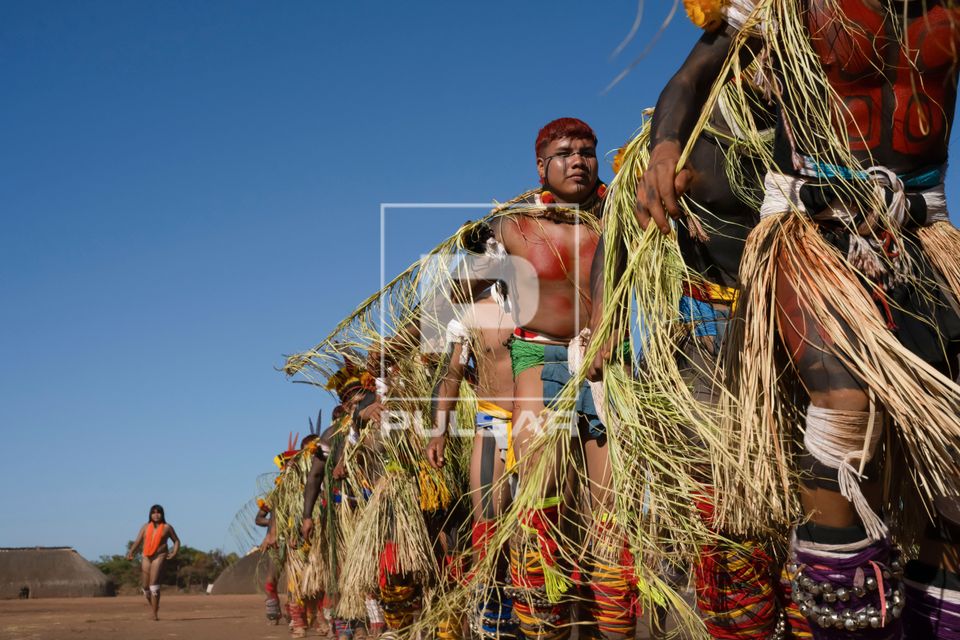 Indígenas Kuikuro da aldeia Ipatse com galhos de palha no ritual de Tawarawana - Parque Indígena do Xingu