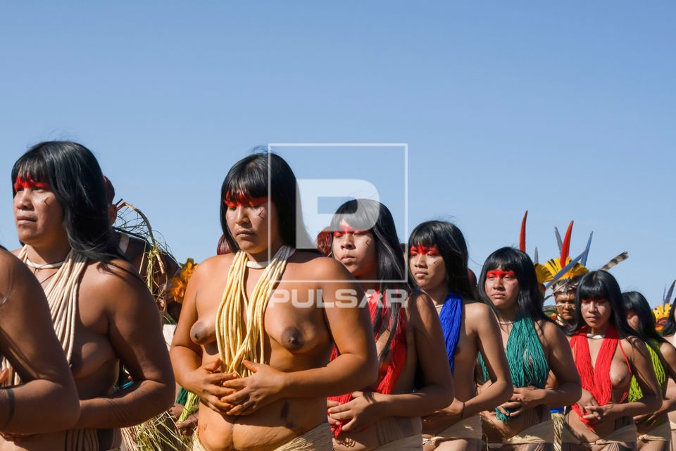 Indígenas Kuikuro da aldeia Ipatse durante o ritual do Tawarawana - Parque Indígena do Xingu