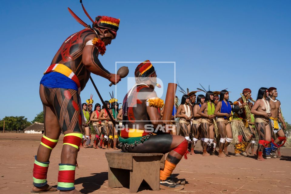 Indígenas e cantor da etnia Kuikuro da aldeia Ipatse no ritual de Tawarawana - Parque Indígena do Xingu