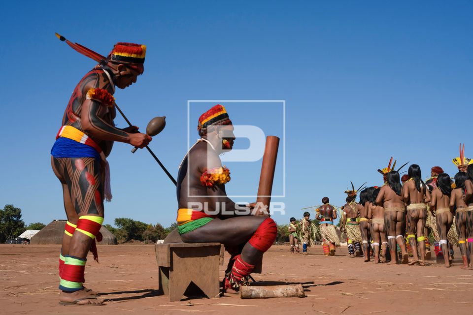 Indígenas e cantor da etnia Kuikuro da aldeia Ipatse no ritual de Tawarawana - Parque Indígena do Xingu